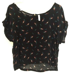 Xhilaration Short Sleeve Feather Pattern